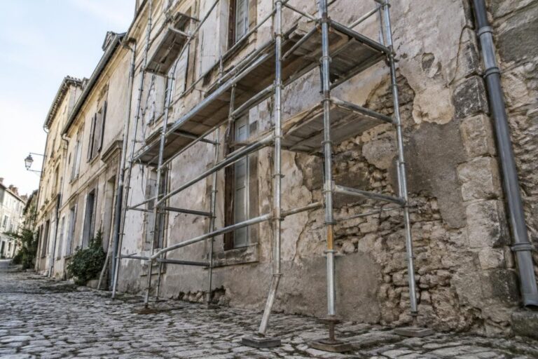 découvrez les risques d’un échafaudage léger sur une vieille façade et les précautions indispensables pour sécuriser le chantier.