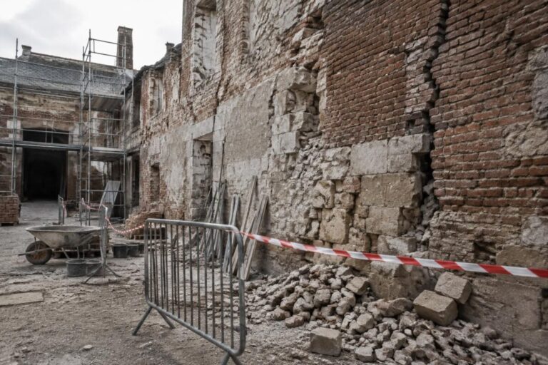 sur un chantier, les vieux murs instables représentent un danger souvent sous-estimé. découvrez les risques et les précautions essentielles pour protéger les équipes.